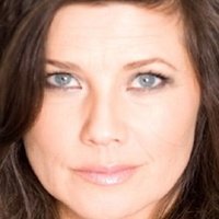 Daphne Zuniga Nahé