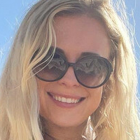 Jetting Julia Nahé