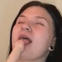 Renea Kisses Nahé